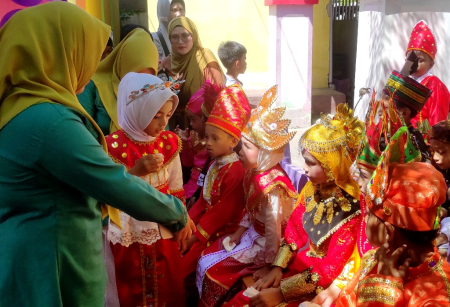 PERSIAPAN PERAGAAN PAKAIAN ADAT