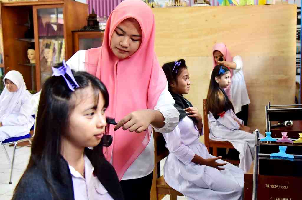PRAKTIK MENATA RAMBUT