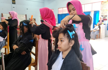 PRAKTIK MENATA RAMBUT