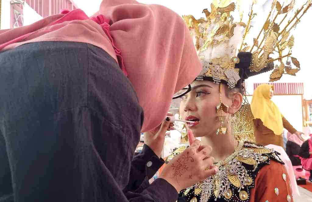 PRAKTIK MERIAS PENGANTIN