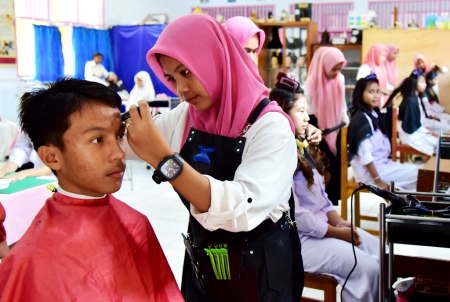 PRAKTIK PANGKAS RAMBUT