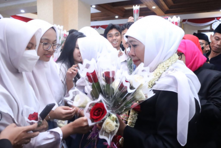 BUNGA MAWAR UNTUK GUBERNUR JATIM