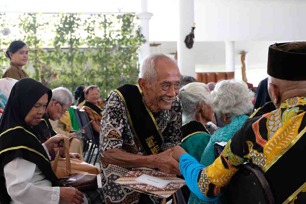 SALING MEMBERI SELAMAT