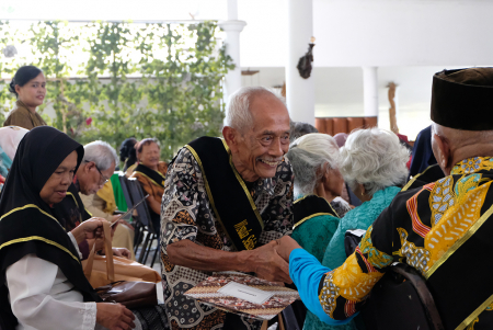 SALING MEMBERI SELAMAT