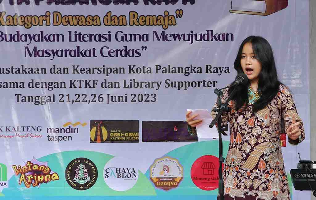 MEMBACA PUISI 