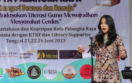 MEMBACA PUISI 