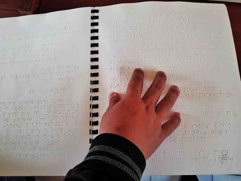 MEMBACA BUKU BRAILLE
