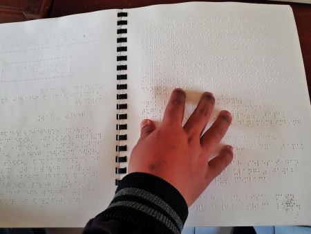MEMBACA BUKU BRAILLE