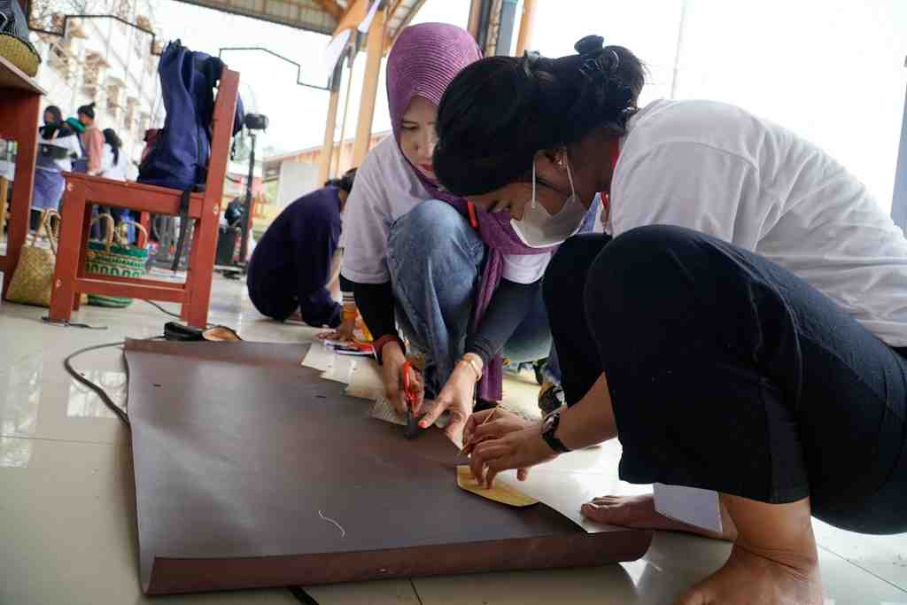 MENGOLAH KULIT SINTETIS 