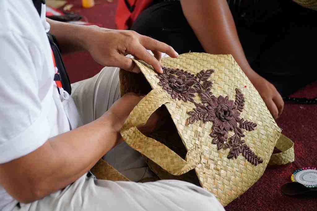 MENGHIAS TAS ANYAMAN PURUN