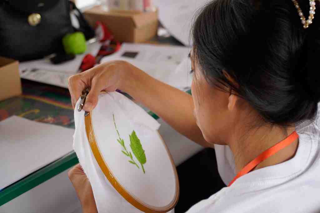 BORDIR TANGAN MOTIF TUMBUHAN 