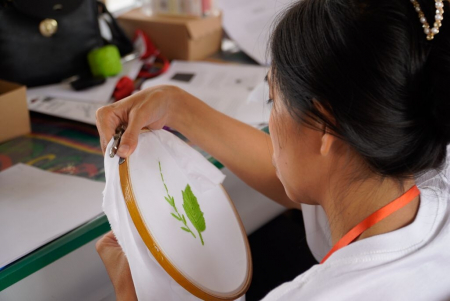 BORDIR TANGAN MOTIF TUMBUHAN 
