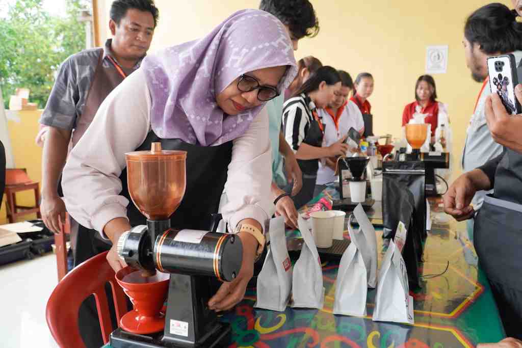 MENGGILING BIJI KOPI