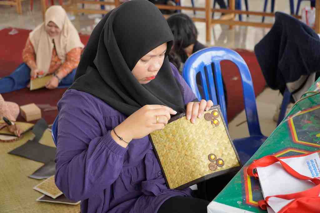 MEMBUAT DOMPET BERBAHAN PURUN