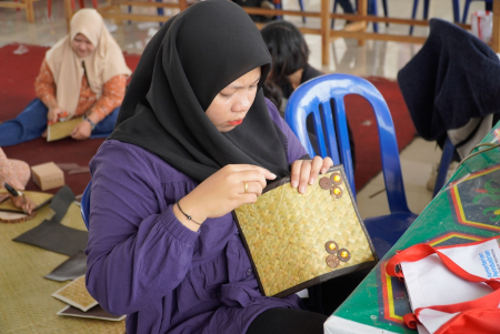 MEMBUAT DOMPET BERBAHAN PURUN