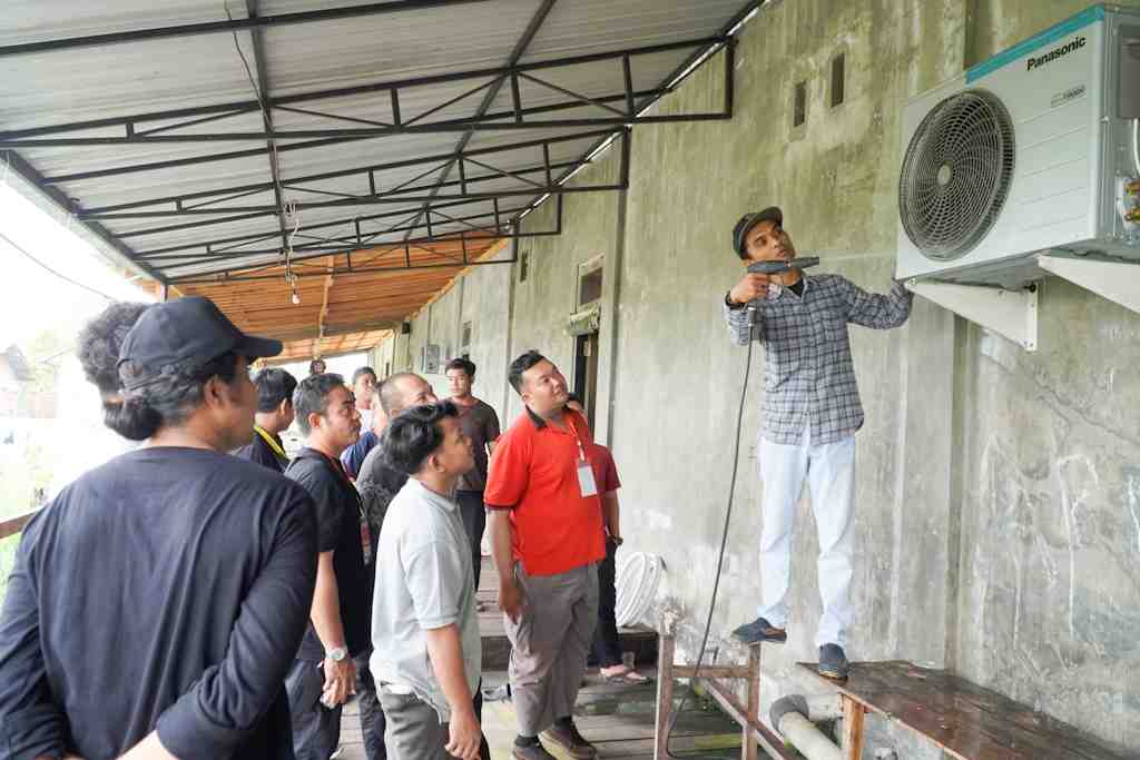 PRAKTIK CARA MEMBERSIHKAN BLOWER AC
