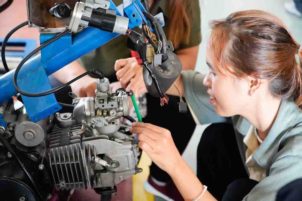 PERBAIKI MESIN SEPEDA MOTOR 