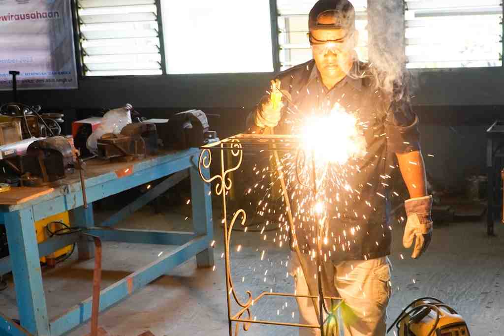BIMTEK IKM PENGELASAN BESI