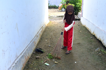 SAPU HALAMAN SEKOLAH