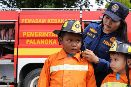 PASANG HELM PEMADAM KEBAKARAN