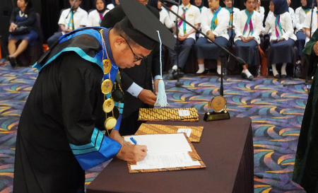 TANDA TANGAN BERITA ACARA WISUDA