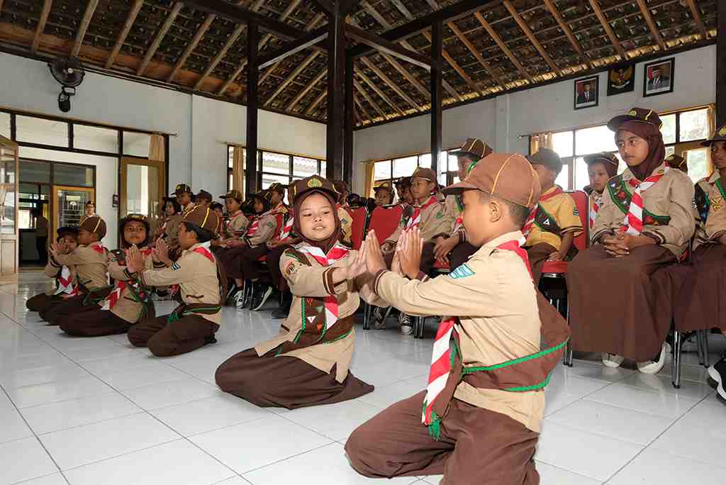 MEMPERTUNJUKKAN TARI INDANG