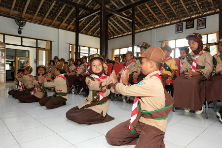 MEMPERTUNJUKKAN TARI INDANG