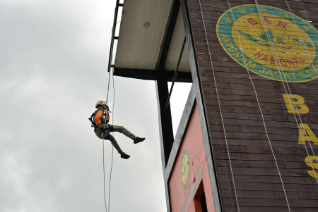 LAKUKAN RAPPELING