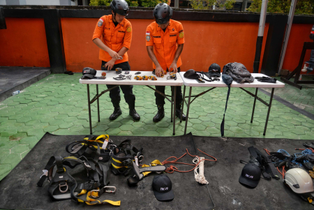 PERSIAPKAN PERALATAN KEAMANAN RAPPELING 
