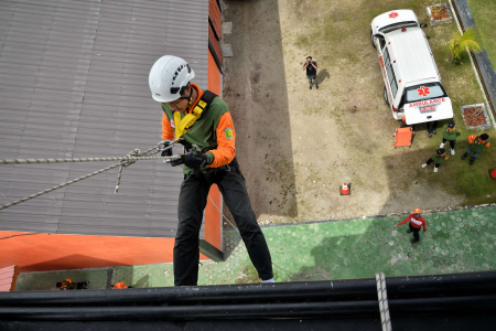 LAKUKAN RAPPELING