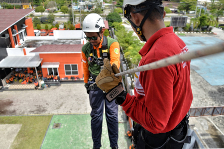 SIAP LAKUKAN RAPPELING 