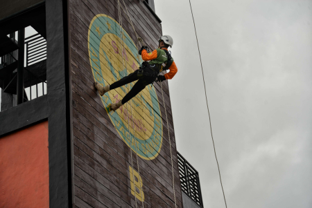 LAKUKAN RAPPELING