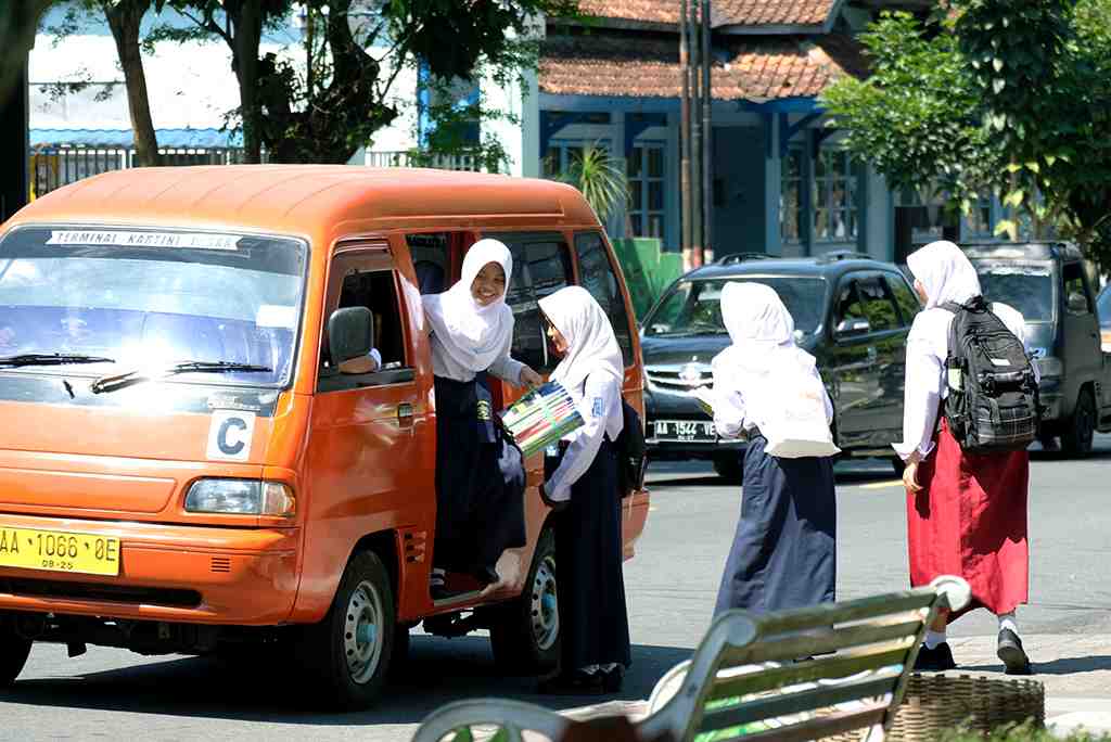 PELAJAR SUDAH DAPAT PINJAMAN BUKU PAKET 