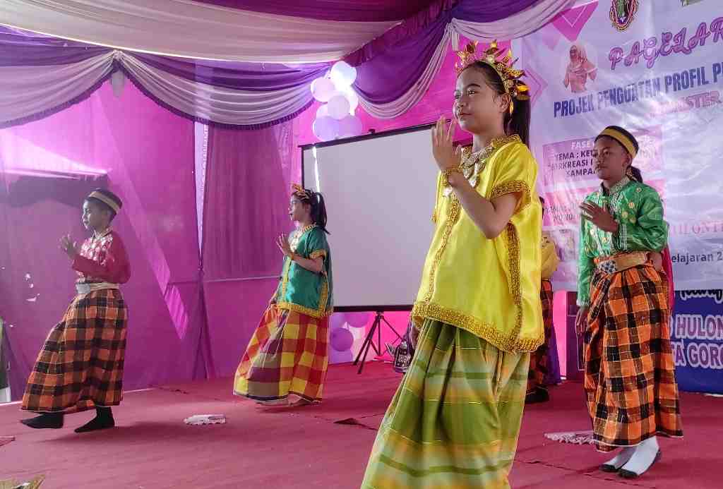 TARI MAPPADENDANG