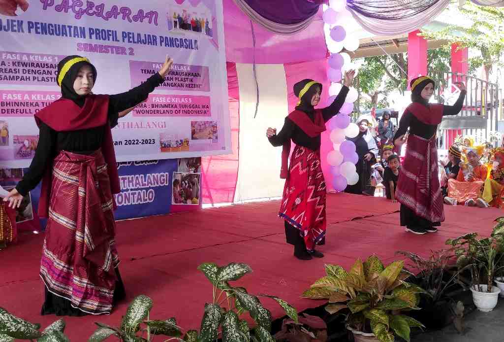 TARI SIK SIK SIBATUMANIKAM