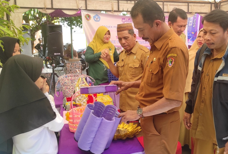 TEMPAT SAMPAH BOTOL PLASTIK