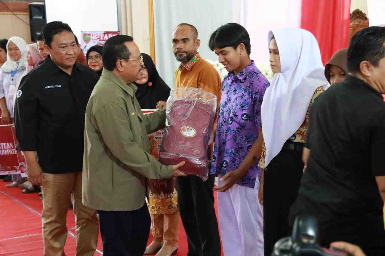PENYERAHAN BANTUAN PAKET BELAJAR