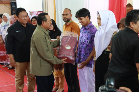 PENYERAHAN BANTUAN PAKET BELAJAR