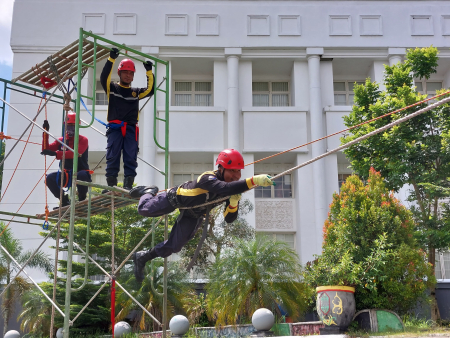 LATIHAN MERAYAP DI TALI