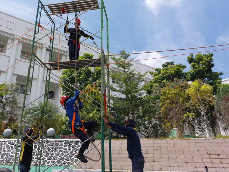 LATIHAN PANJAT TALI