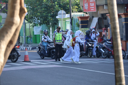 MENYEBERANG DENGAN RASA AMAN