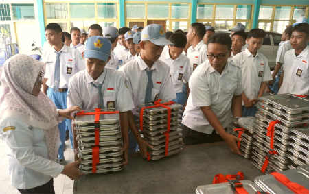 SAMBUT MAKANAN BERGIZI GRATIS