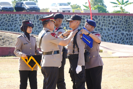 PASANG TANDA PANGKAT SISWA DIKTUKBA POLRI