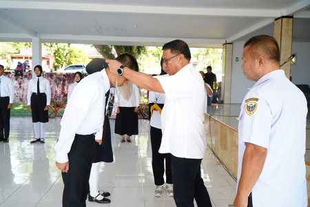 SEMATKAN TANDA PESERTA PELATIHAN PASKIBRAKA