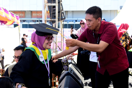 WISUDA LANSIA DI GORONTALO