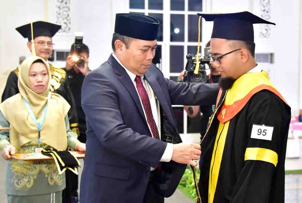 WISUDAWAN PERAIH CUMLAUDE