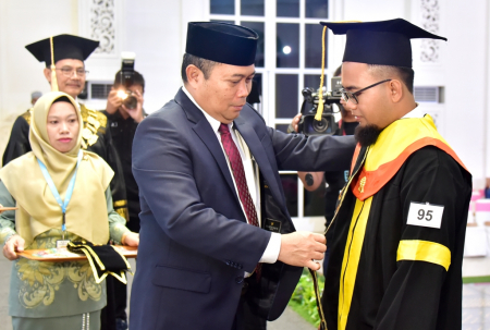 WISUDAWAN PERAIH CUMLAUDE