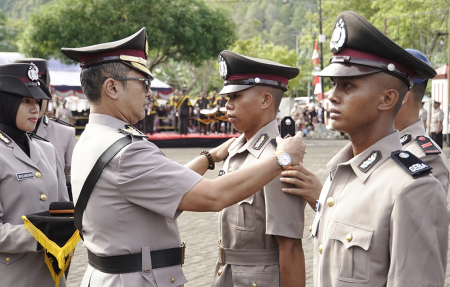PASANG TANDA PANGKAT SISWA BINTARA POLRI