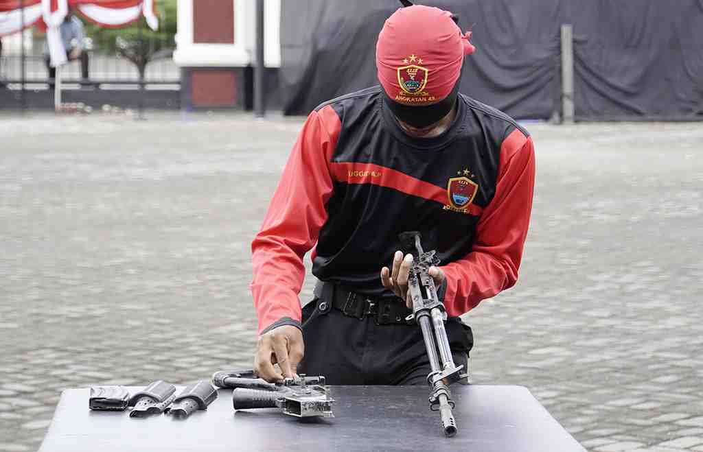 BONGKAR PASANG SENJATA