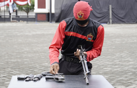 BONGKAR PASANG SENJATA